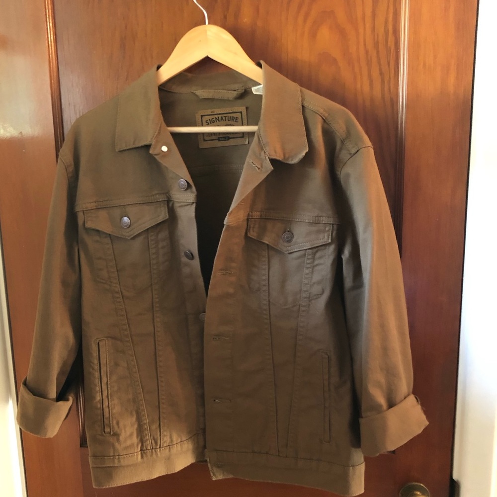 Mens small tan Levi’s trucker jacket. Great condition almost new.